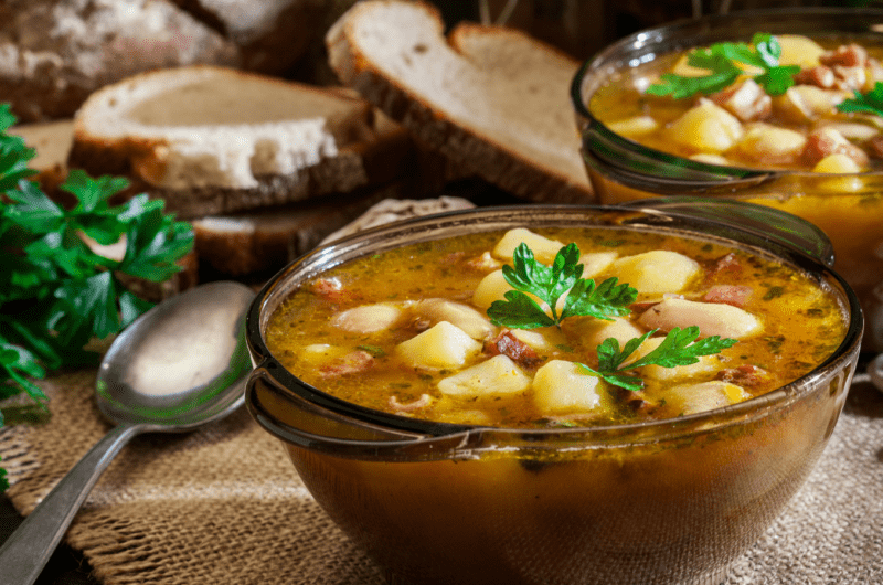 Sopa de patatas con judías y verduras