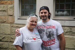 Такі волонтери, як Дебе та її син, безцінні для всього, що ми робимо. 