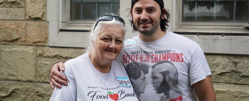 Такі волонтери, як Дебе та її син, безцінні для всього, що ми робимо. 